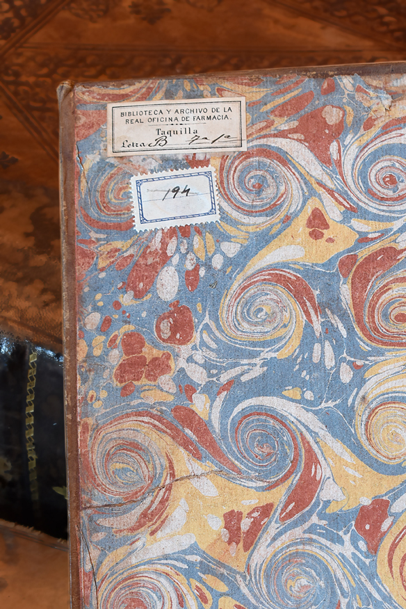 Etiqueta de procedencia de la Biblioteca y Archivo de la Real Farmacia